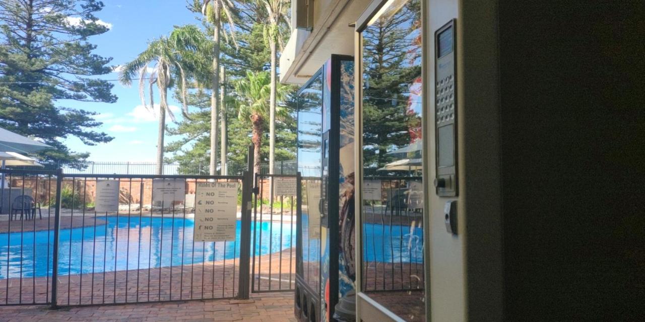 El Lago Waters Hotel Entrance Exterior photo