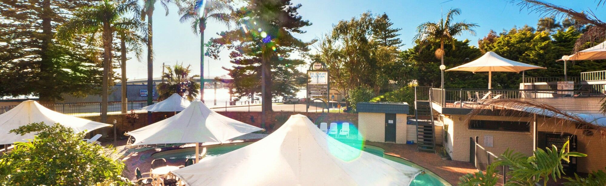 El Lago Waters Hotel Entrance Exterior photo